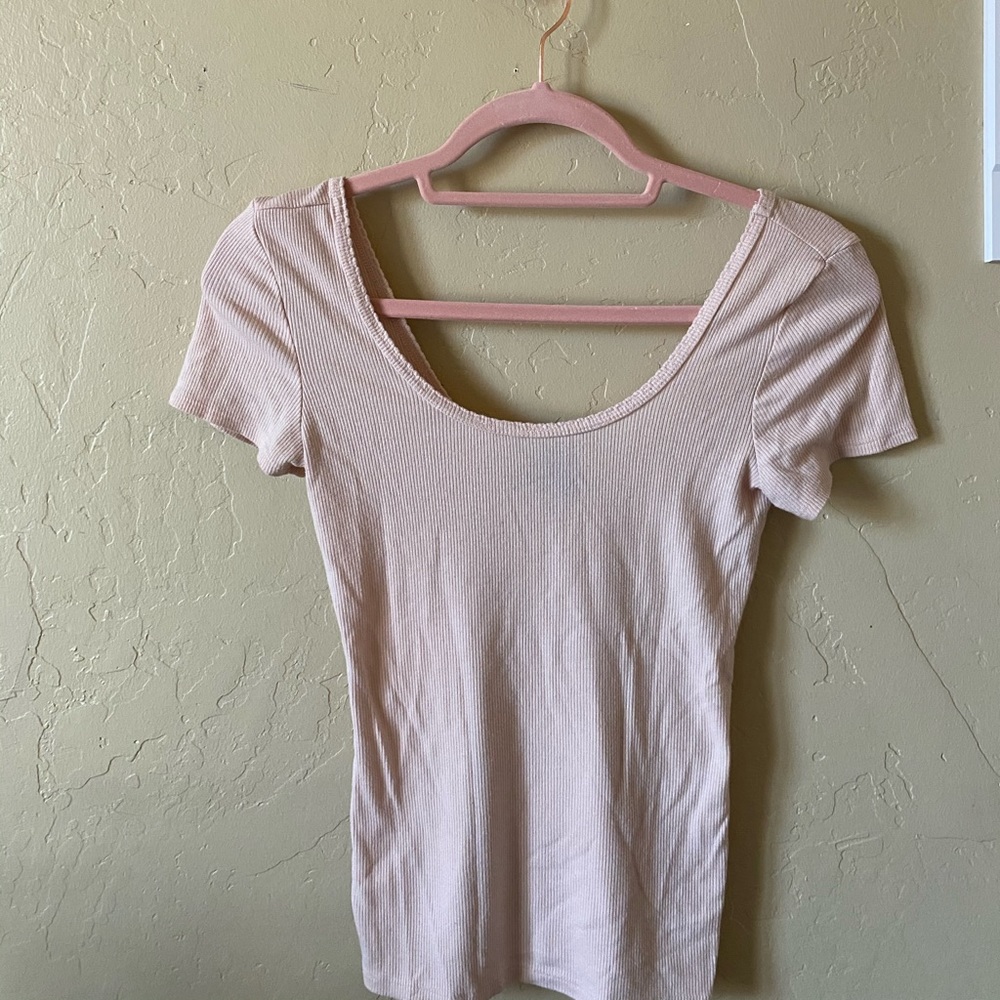 pink t shirt